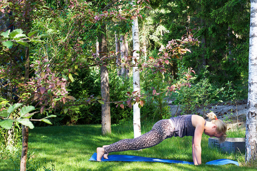 Karin - yoga i trädgården