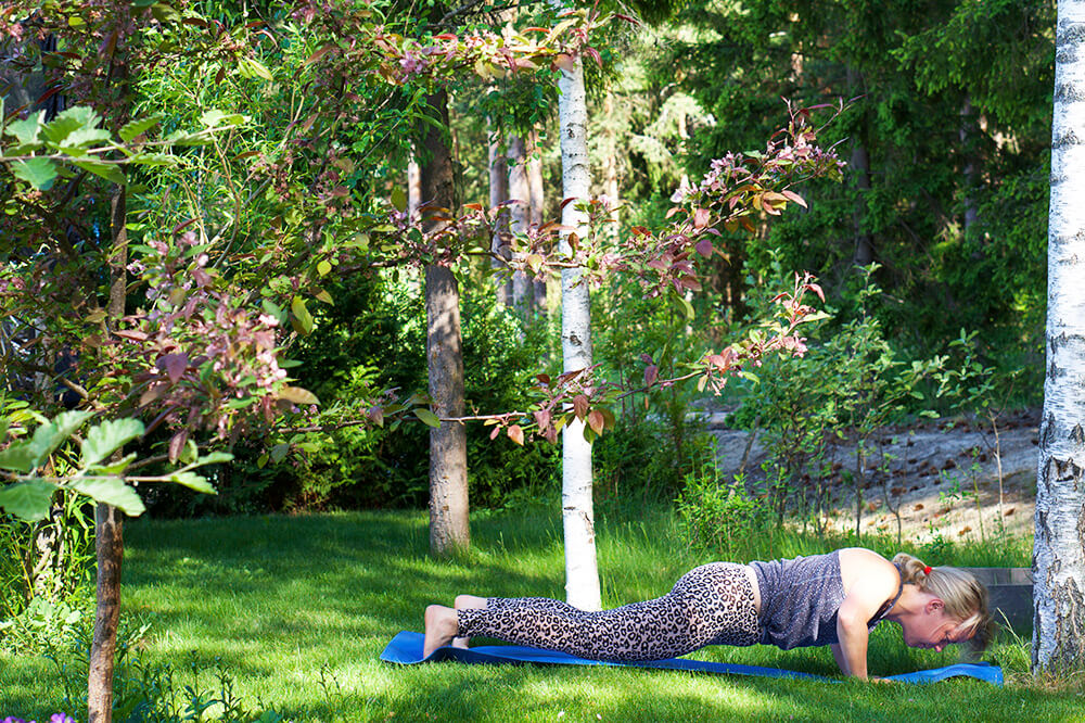 Karin - yoga i trädgården