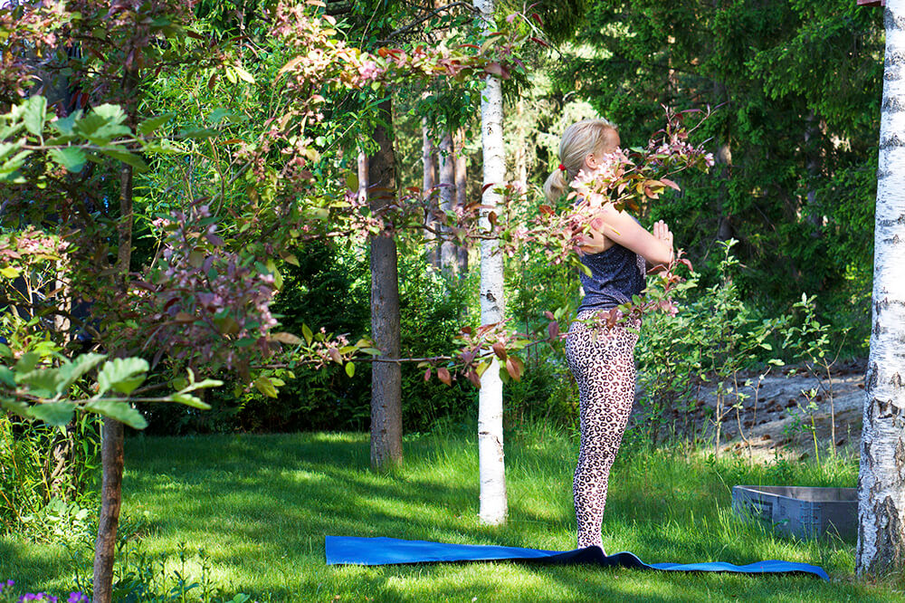 Karin - yoga i trädgården