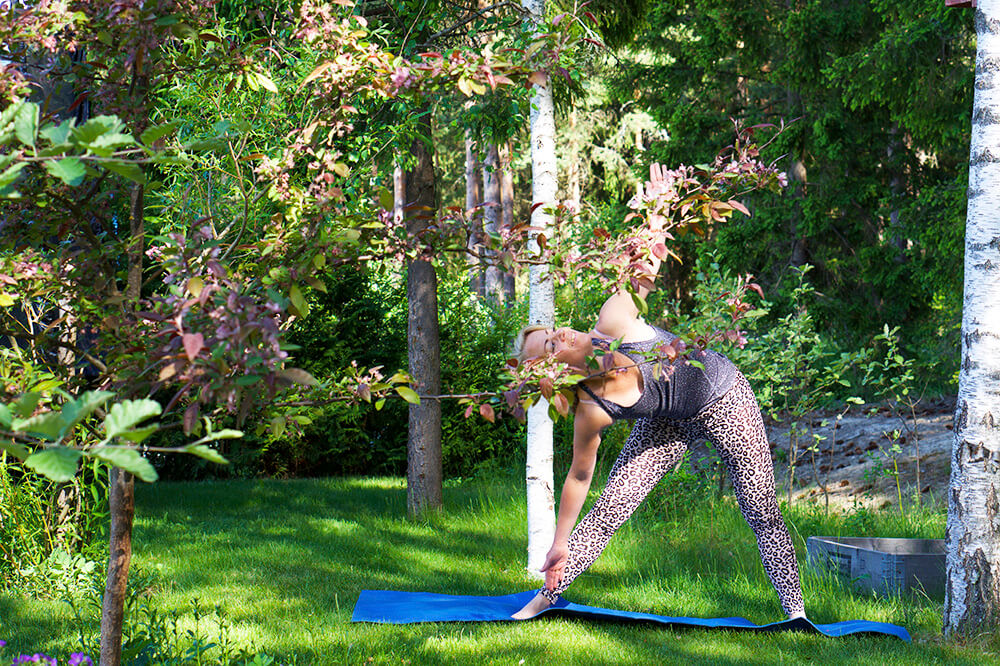 Karin - yoga i trädgården