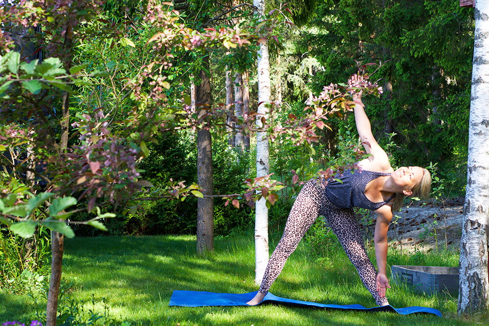 Karin - yoga i trädgården