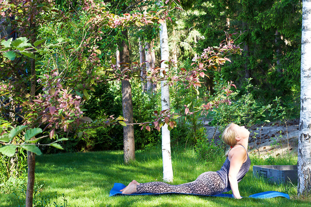 Karin - yoga i trädgården