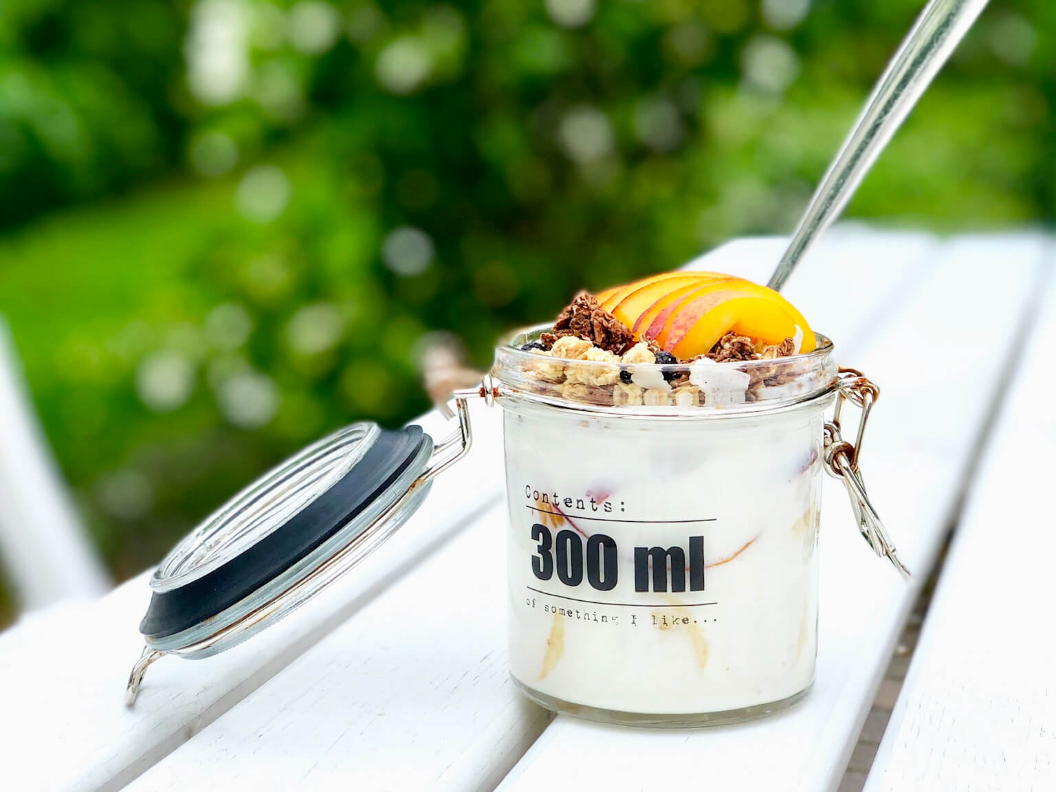 Fil och frukt i burk