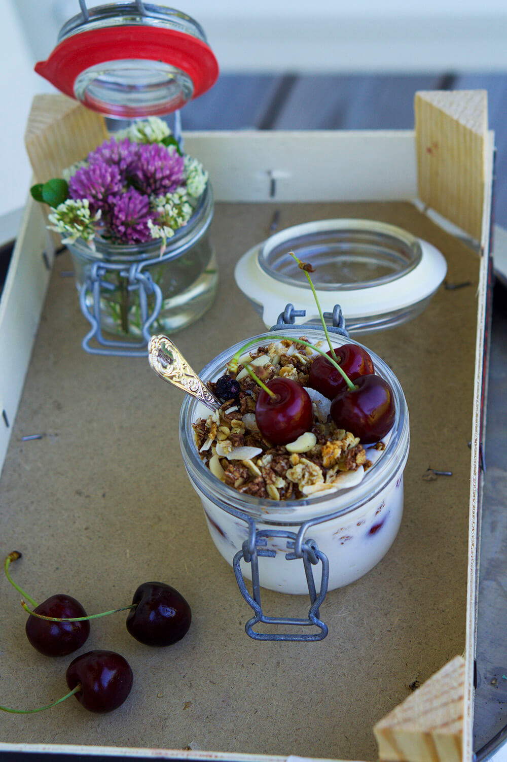 Fil med körsbär och granola