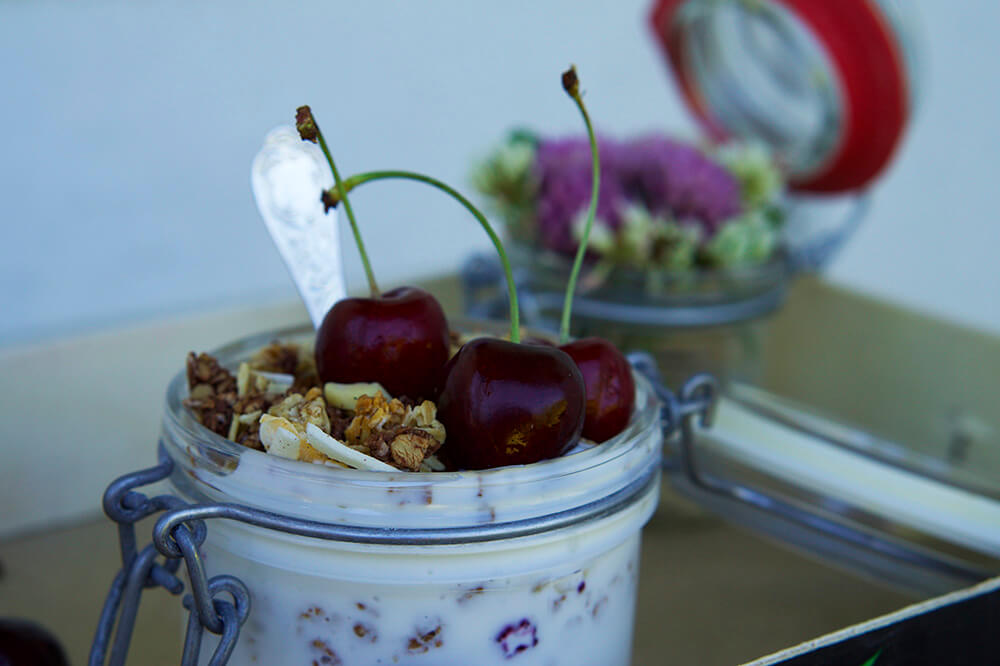 Fil med körsbär och granola