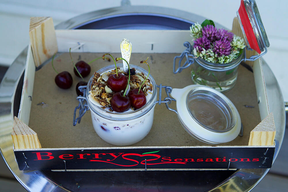 Fil med körsbär och granola