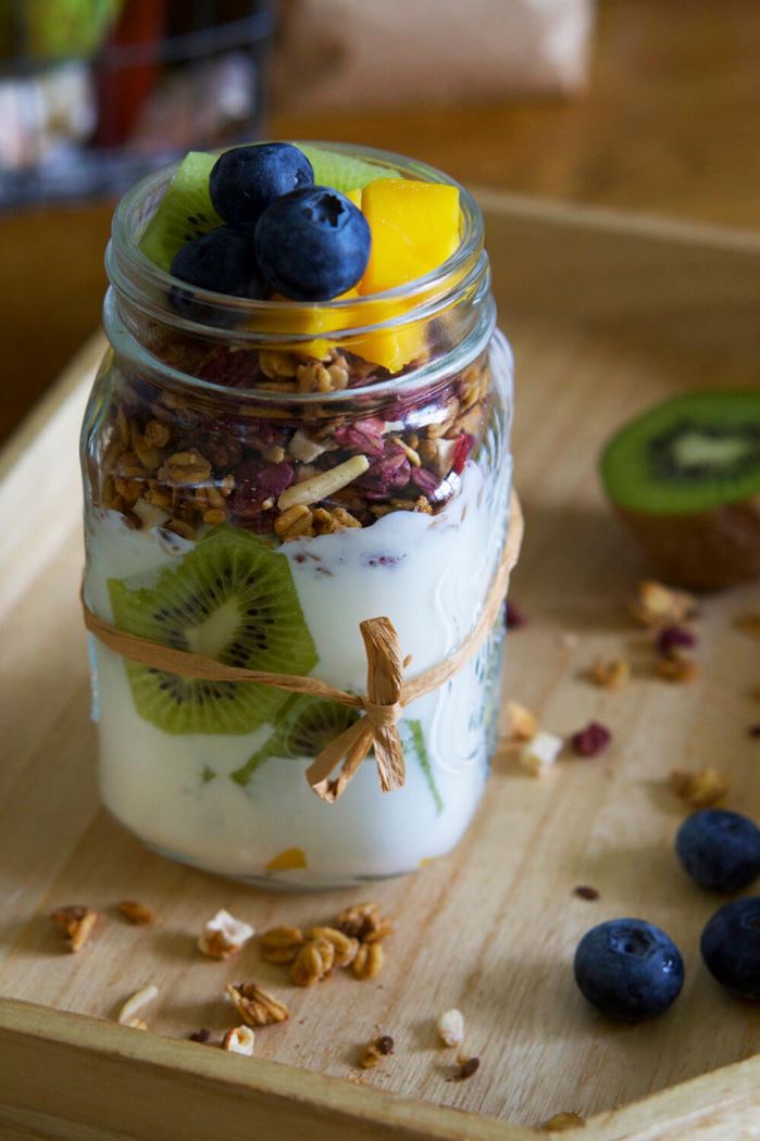 Fil med granola och frukt