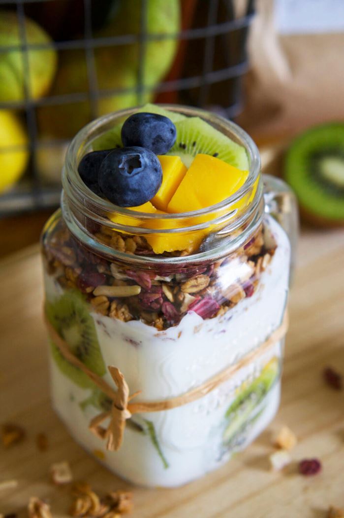 Fil med granola och frukt