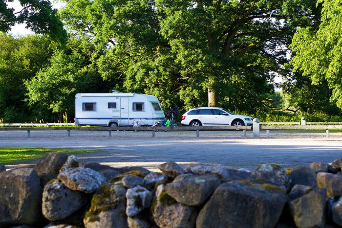 Fricamping med husvagn vid Hovdala slott i Skåne