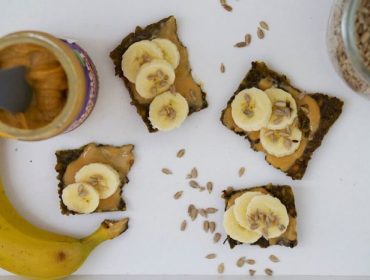 froknacke-med-banan-och-jordnotssmor-1