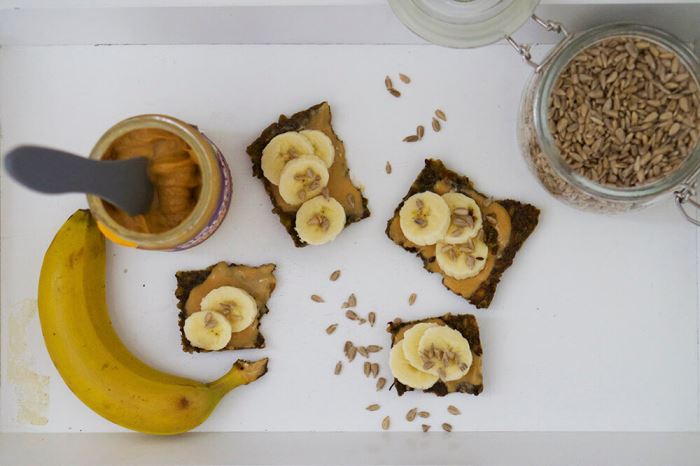 Fröknäcke med banan och jordnötssmör