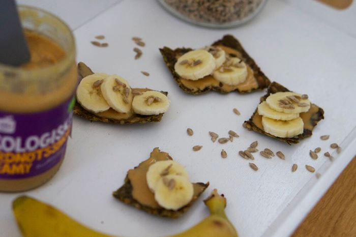 Fröknäcke med banan och jordnötssmör