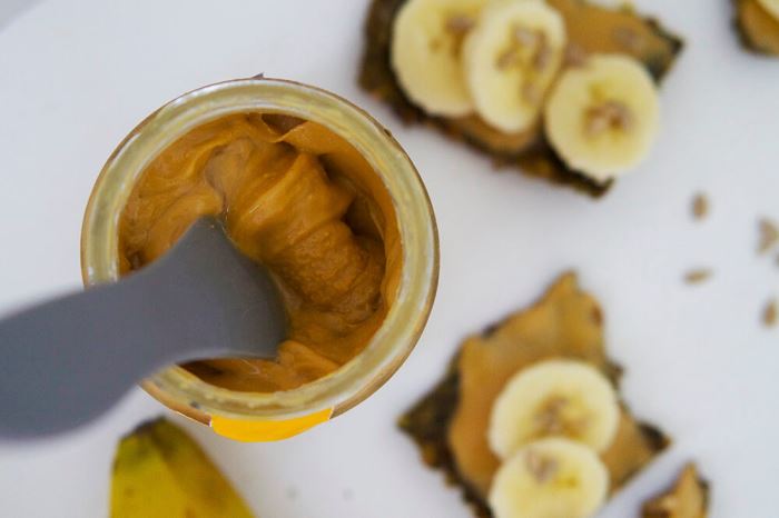 Fröknäcke med banan och jordnötssmör