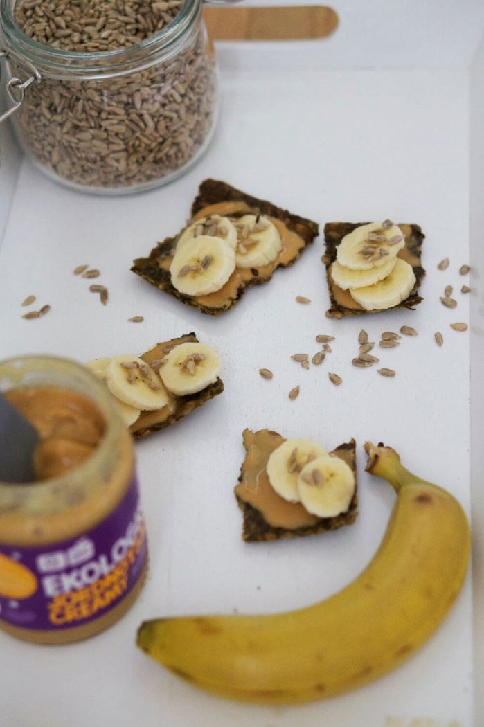 Fröknäcke med banan och jordnötssmör