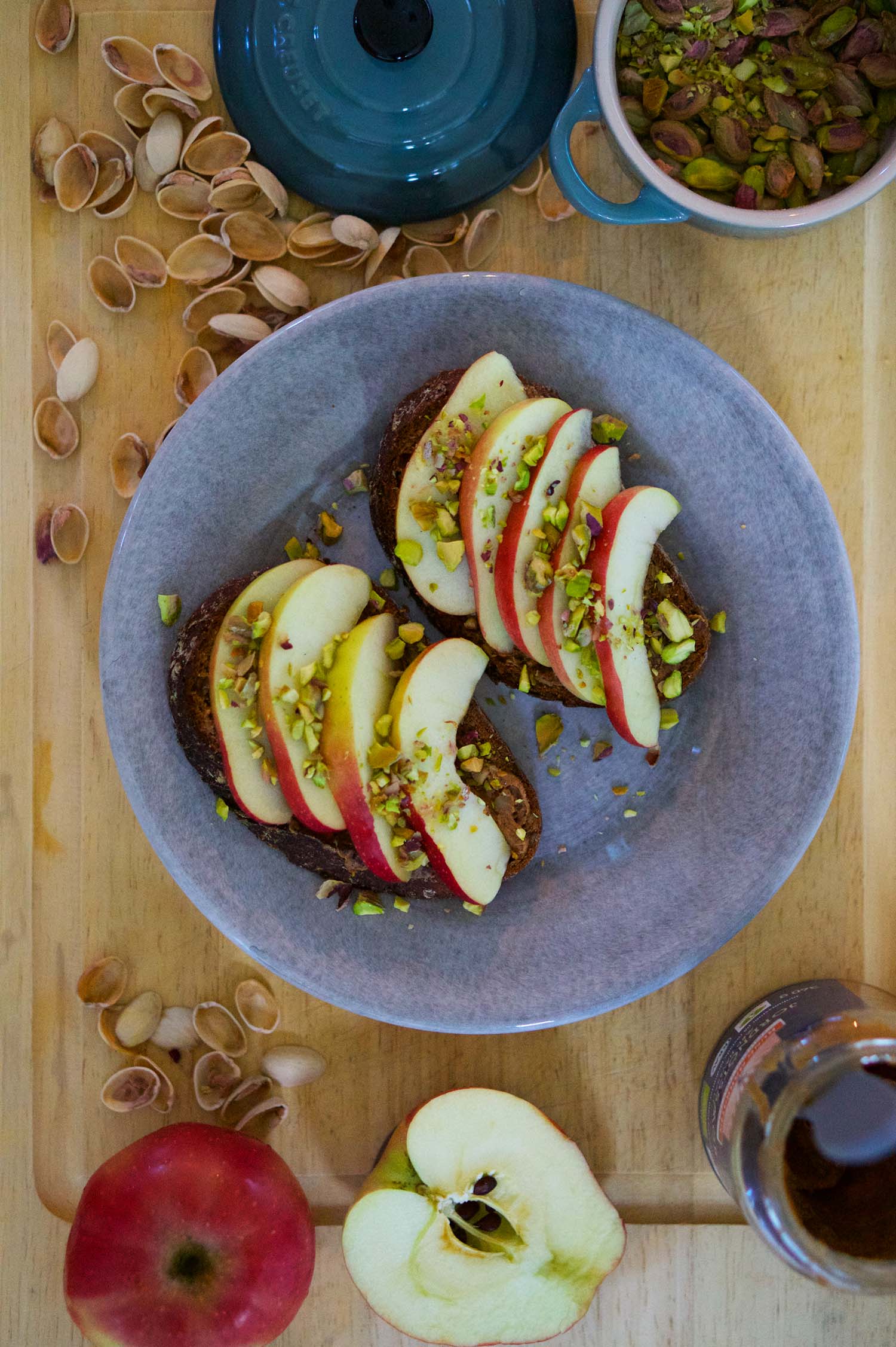 Smörgås med äpple och nötter