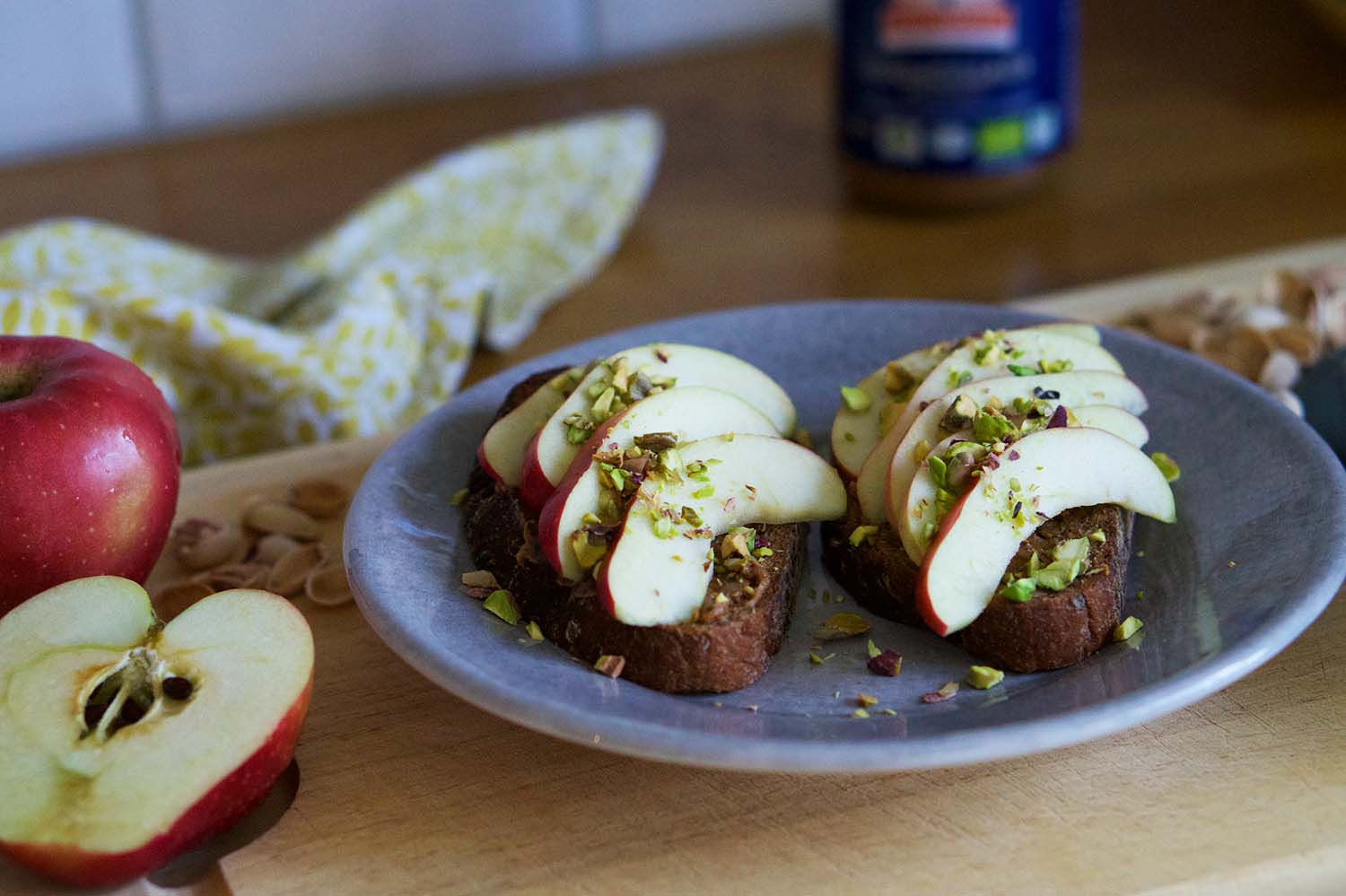 Smörgås med äpple och nötter