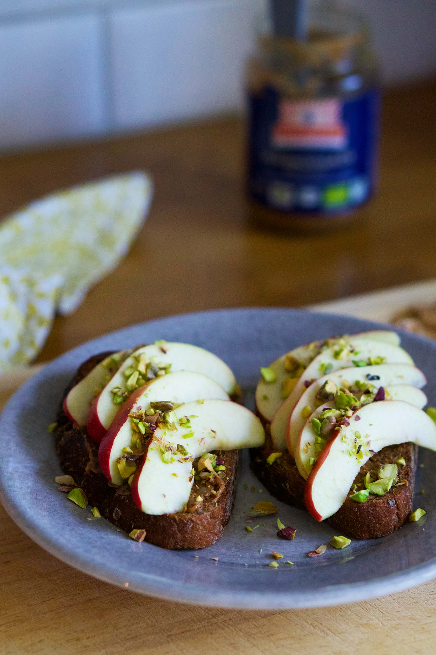 Smörgås med äpple och nötter