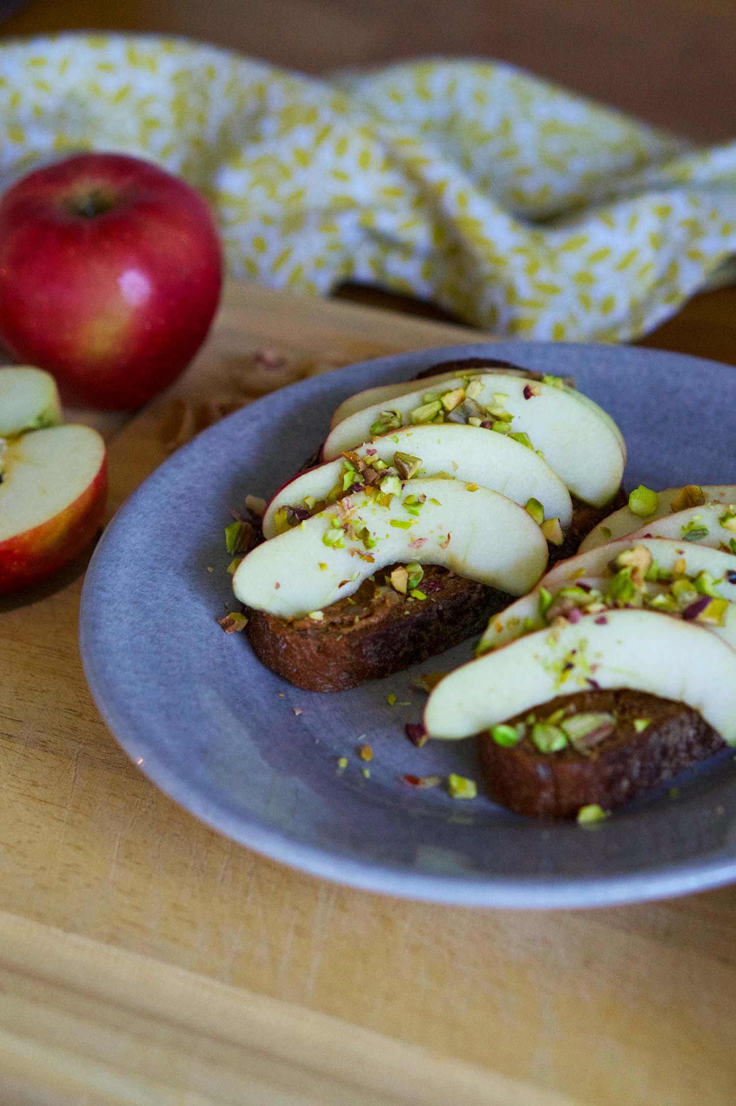 Smörgås med äpple och nötter