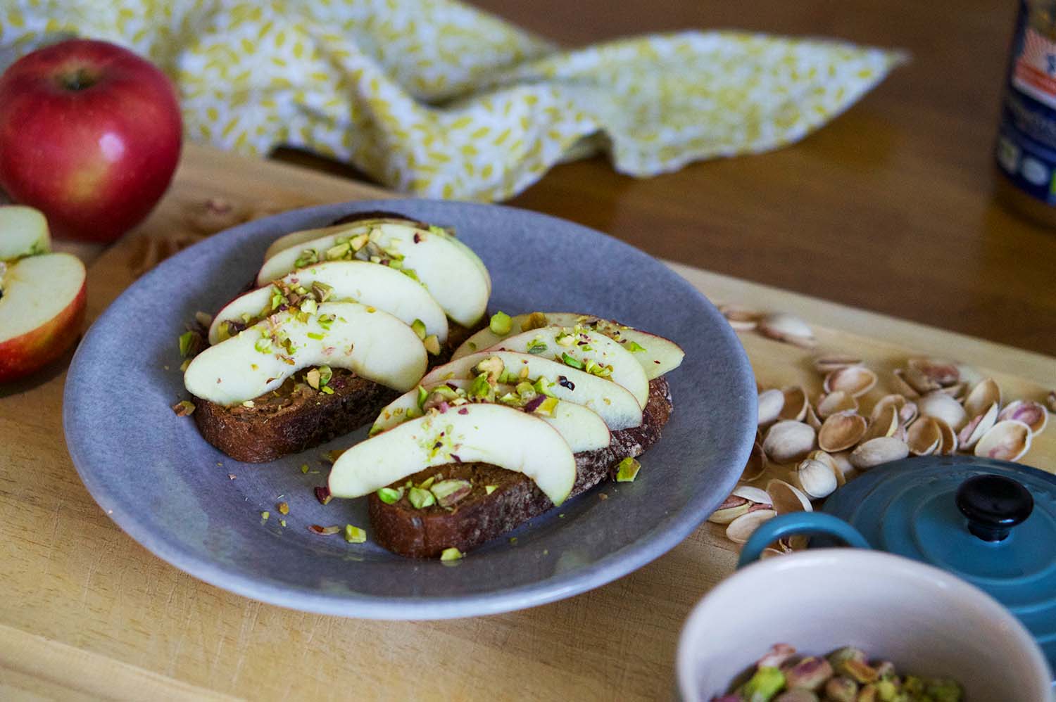 Smörgås med äpple och nötter
