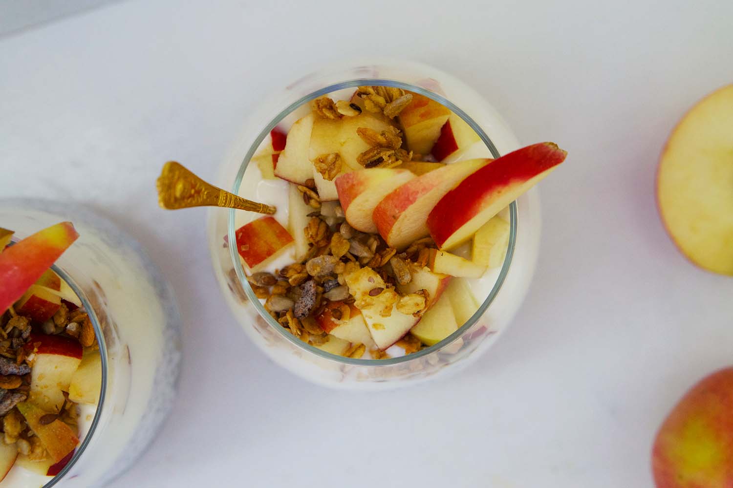 Frukost Trifle med granola och äpple - recept