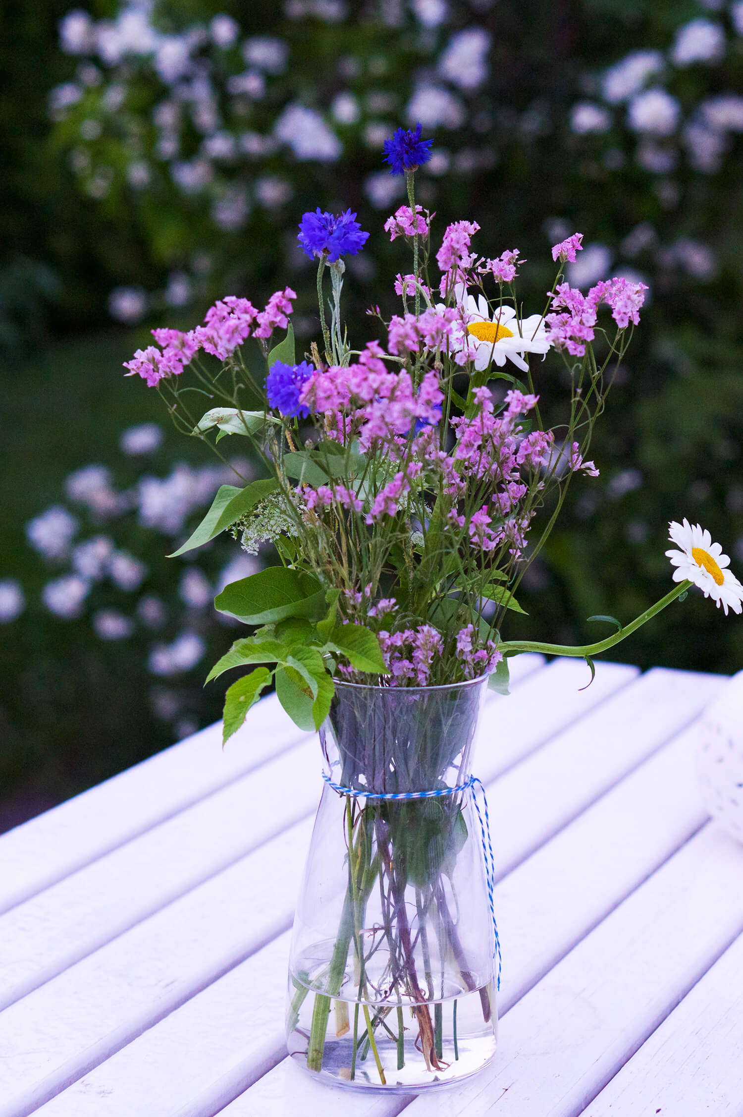 Sommarblommor i vas