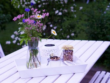 frukost-ute-i-tradgarden-8