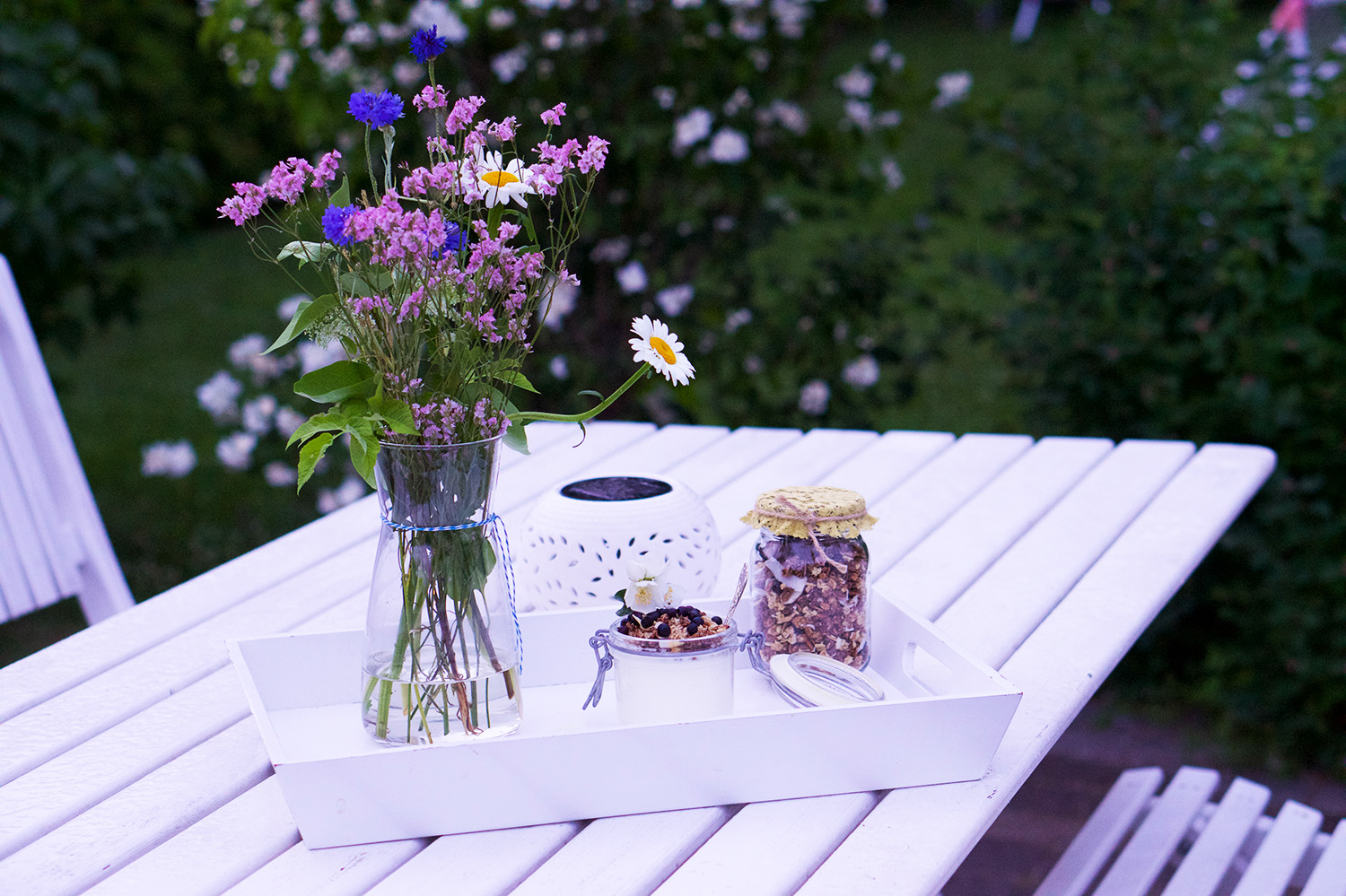 frukost ute i trädgården