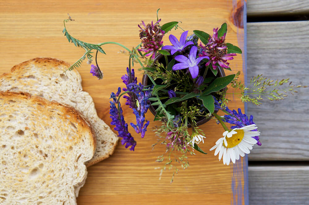 frukostbricka med rostat bröd, ost och jordgubbar