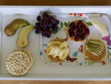 frukostbricka-majskakor-jordnotssmor-frukt-1