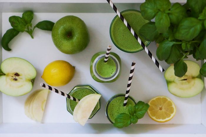 Grön smoothie med ärtor, spenat och äpple