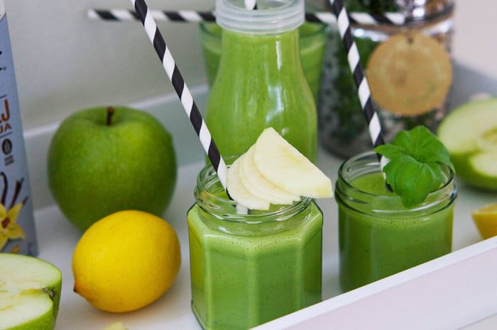 Grön smoothie med ärtor, spenat och äpple
