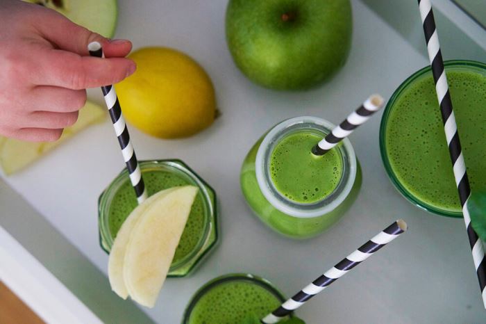 Grön smoothie med ärtor, spenat och äpple
