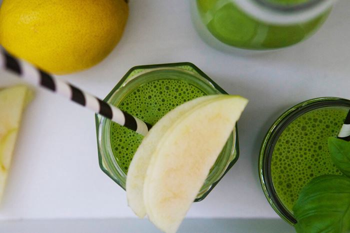 Grön smoothie med ärtor, spenat och äpple