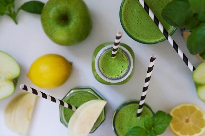 Grön smoothie med ärtor, spenat och äpple