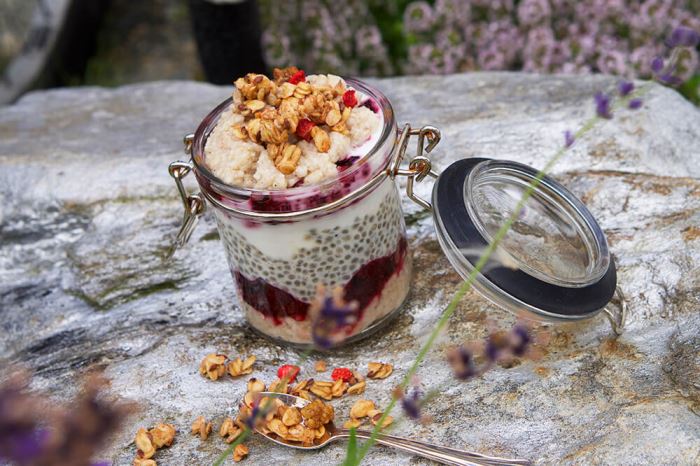 Chiapudding med kall gröt, kvarg och chiasylt