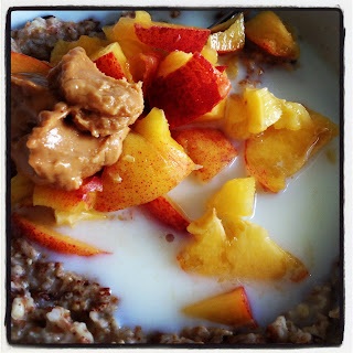 grot-med-persika-och-jordnotssmor - Frukt + mejeriprodukt + jordnötssmör = så gott!!!