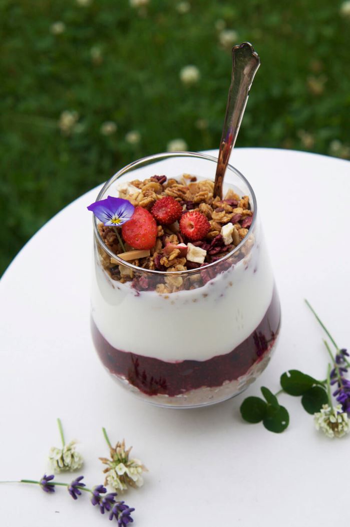 Gröt trifle med chiasylt, fil och granola