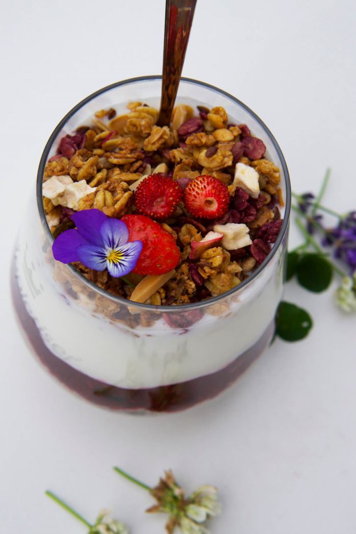 Gröt trifle med chiasylt, fil och granola