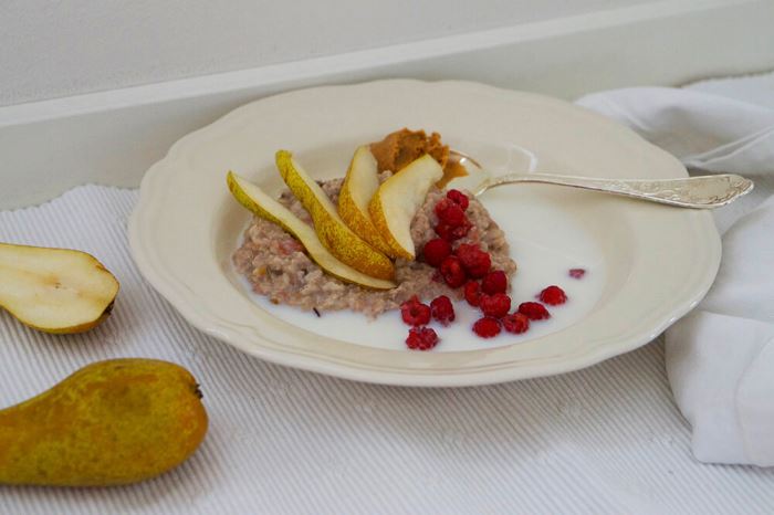 Havregrynsgröt med hallon och päron