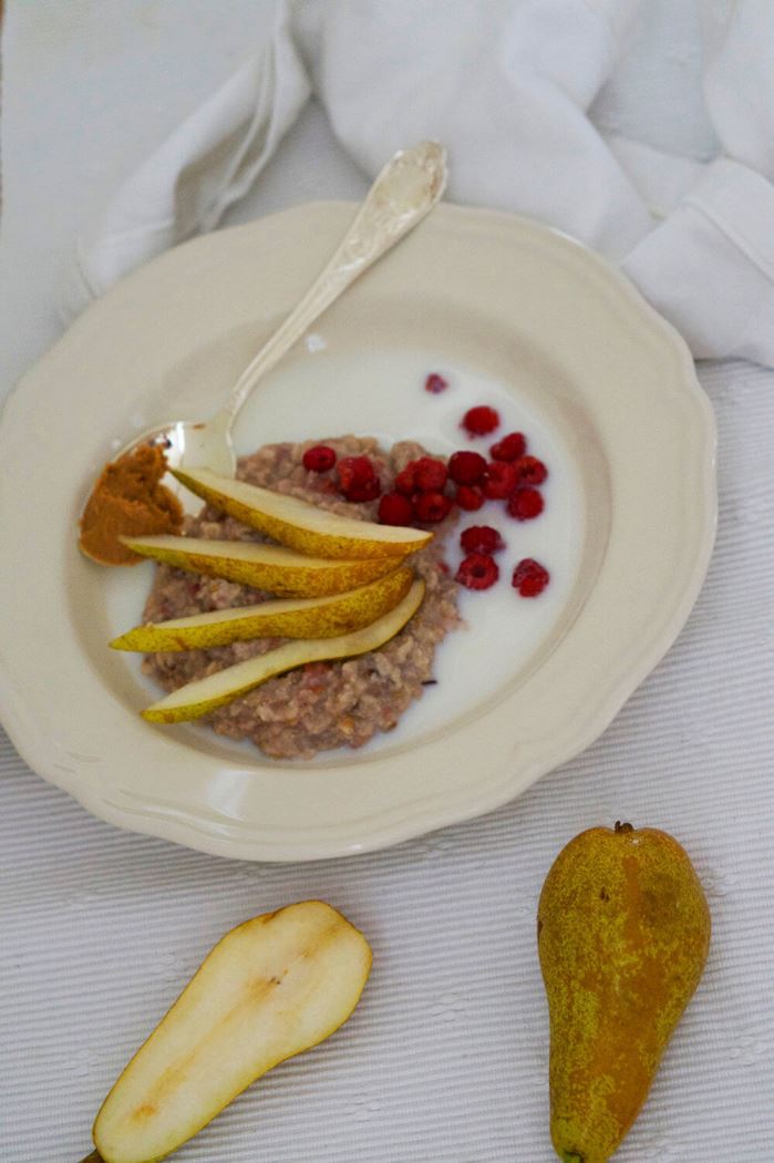 Havregrynsgröt med hallon och päron