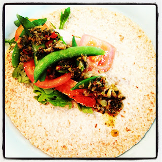 het-wrap-1 - Het wrap med kalkonfilé, chimichurri, tomat och sockerärtor