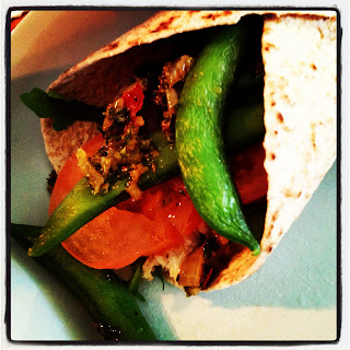 het-wrap-2 - Het wrap med kalkonfilé, chimichurri, tomat och sockerärtor