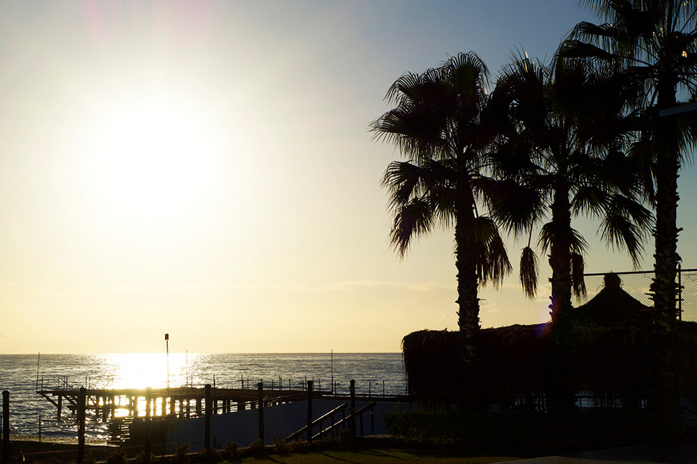 Morgonpromenad på hotellet i Kemer, Turkiet