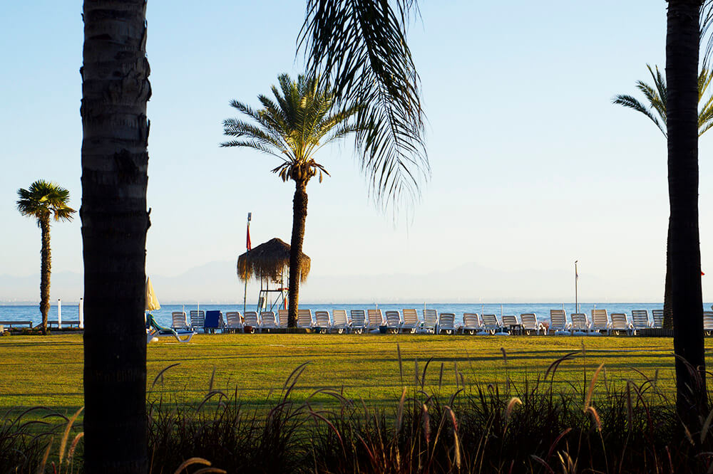 Morgonpromenad på hotellet i Kemer, Turkiet