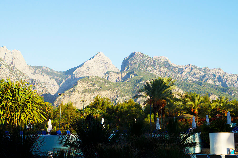 Morgonpromenad på hotellet i Kemer, Turkiet