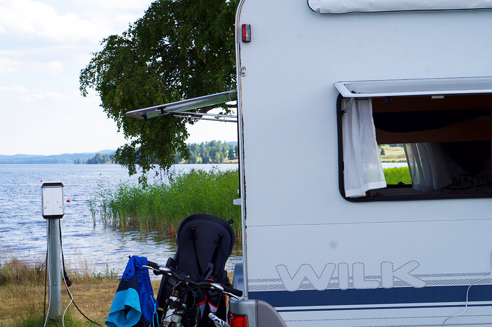 Husvagn med sjöutsikt