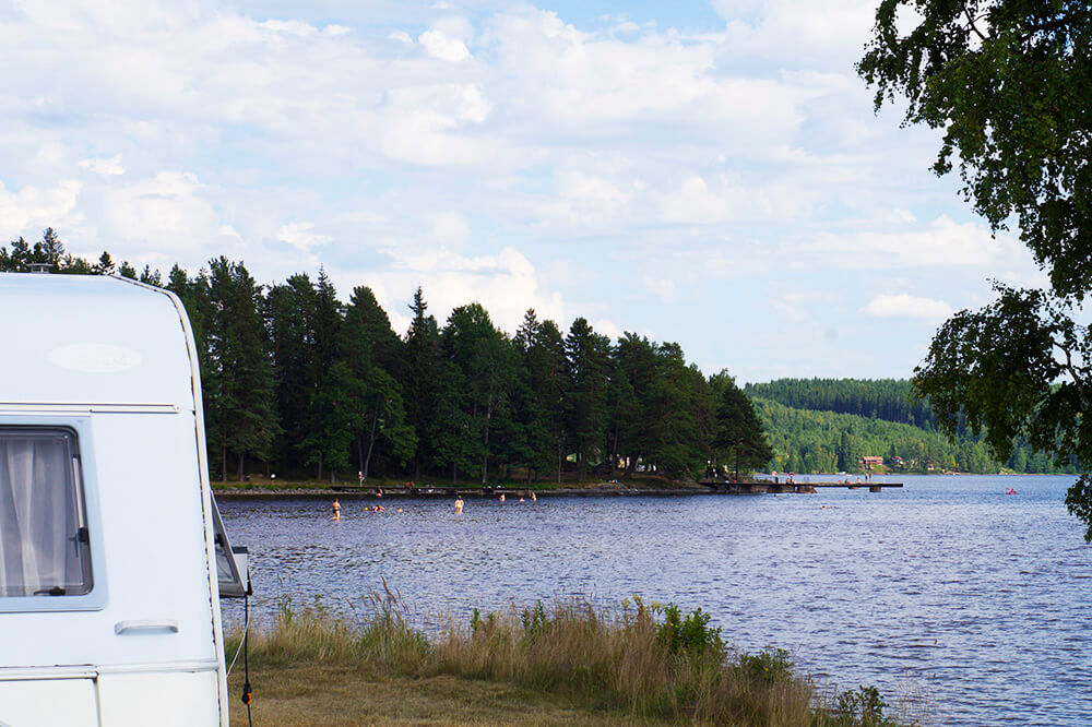 Husvagn med sjöutsikt