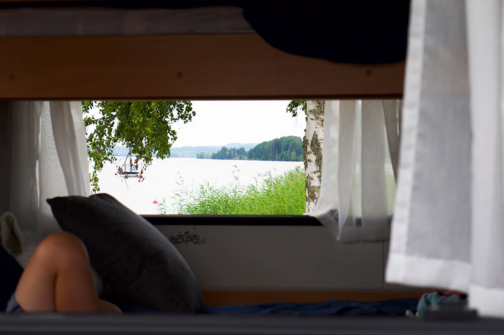 Husvagn med sjöutsikt