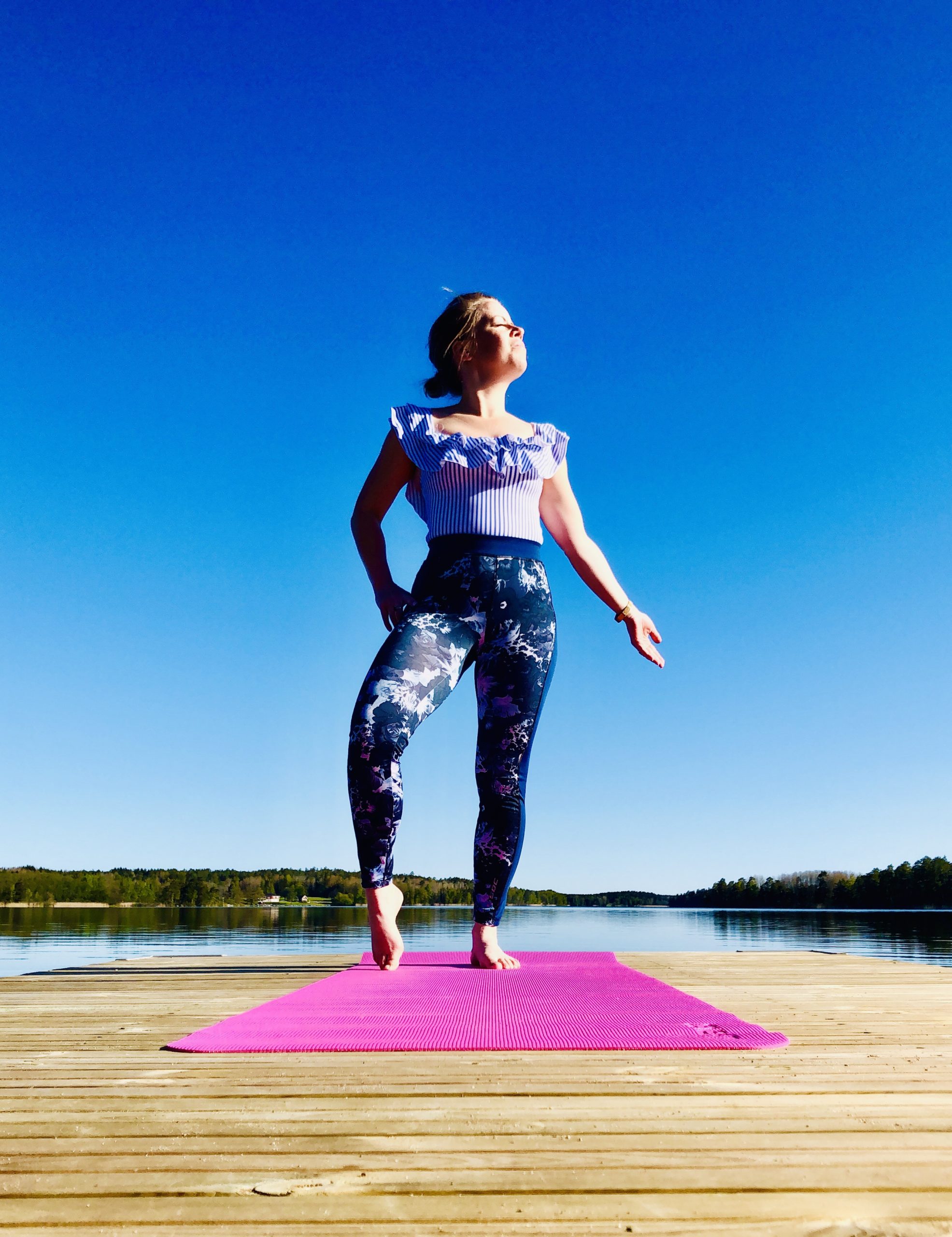 Yoga på en brygga
