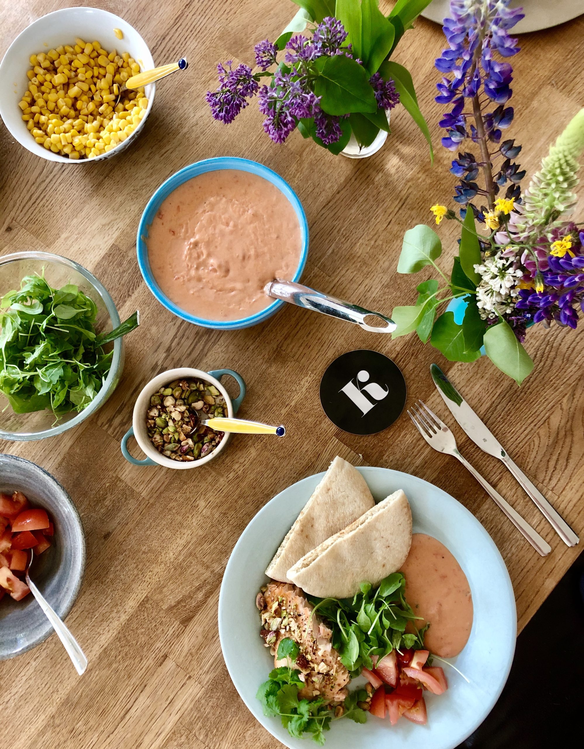 Middag med lax, jordnötssås och koriander